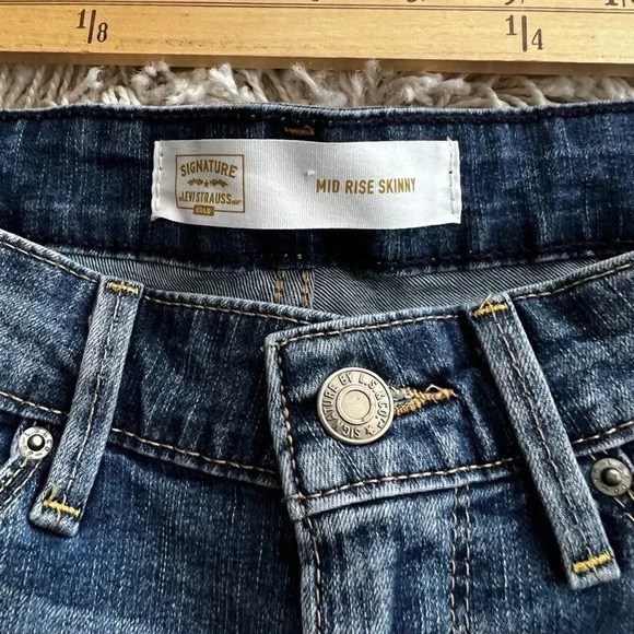 Signature Levi Strauss Gold Jeans - Picture 2 of 7